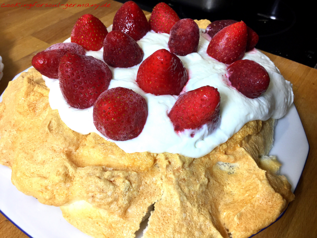 Baiser-Torte mit Quark-Frischkäse-Füllung und Erdbeeren