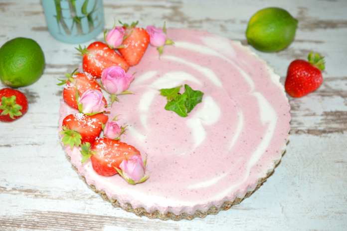 Erdbeer-Quark-Mandel-Torte ohne Backen - Rezept ohne Zucker