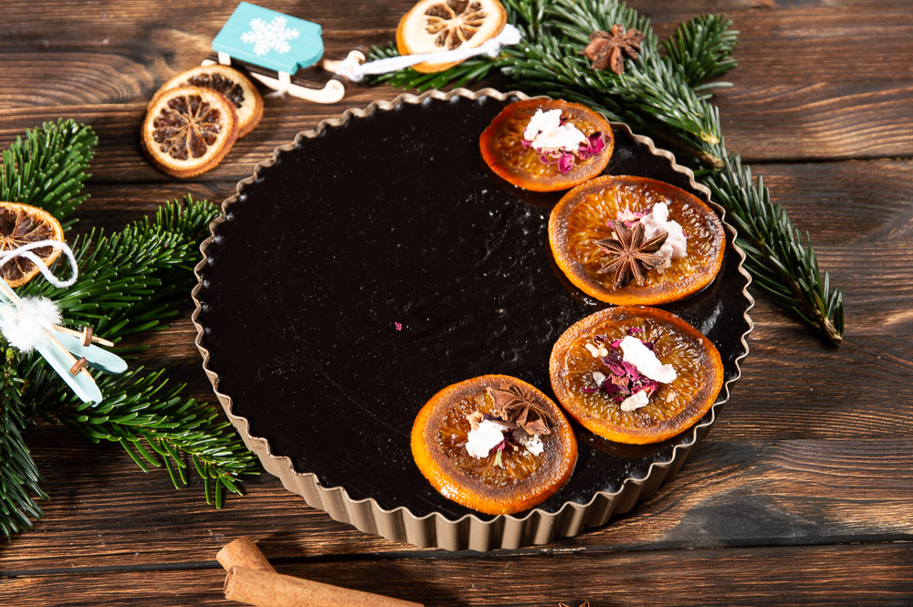 Veganer Schokoladenkuchen mit einem crunchy Boden und Spekulatius Orangen