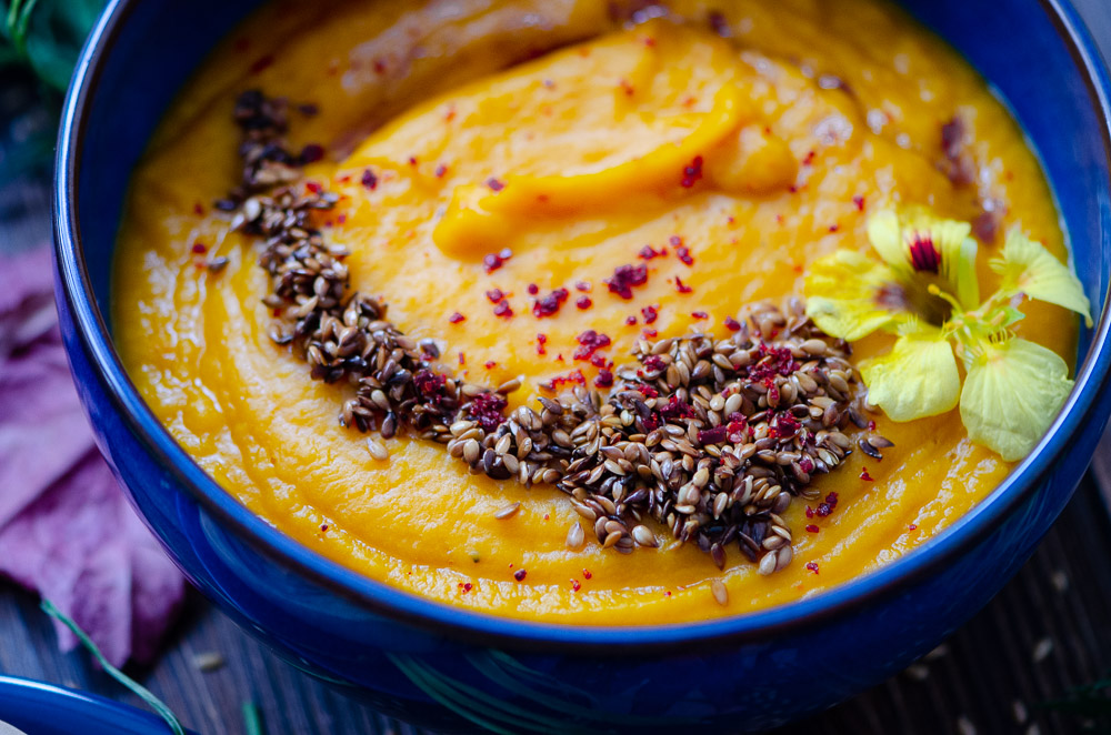 Kürbis Karotten Kokos Suppe mit gerösteten Leinsamen - vegan und ballaststoffreich
